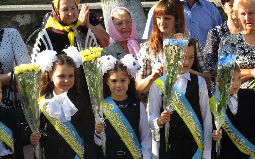 Привітання від представників ТДВ “Рокитнянський спецкар’єр”/ТОВ”РКДЗ” діток Рокитнянський шкіл з 1-М Дзвоником!